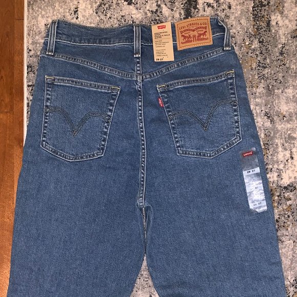Brand New High-Wasted Levis Mom Jeans - Picture 3 of 4